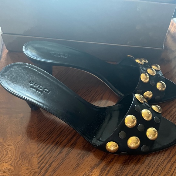 Gucci nero (black)leather studded kitten heel, w box & Gucci cloth shoe bags - Picture 3 of 8